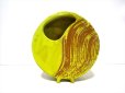 画像1: 特-２９７　手造り黄釉丸変型花器 (1)