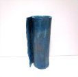 画像1: 特-４７３　手造りブルー筒型ひねり花器 (1)