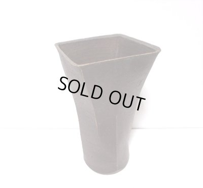 画像6: 特-５４７　作家物手作り赤錆色角口筒型花器