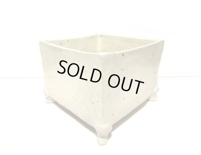 画像6: 作家物　手造り粉引釉８号正角深猫足付　T-０５－０９