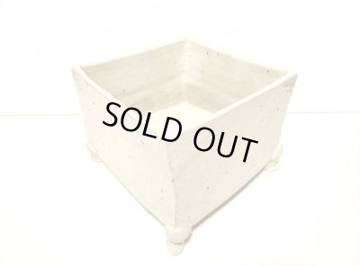 画像8: 作家物　手造り粉引釉８号正角深猫足付　T-０５－０９