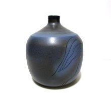 他の写真1: 特-７７４　作家物手造り紺色７.５号丸肩付花瓶