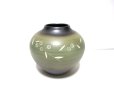 画像1: 特-７７３　モスグリーン７.５号丸彫入花瓶 (1)