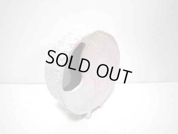 画像3: 特-１７５　手造り白釉丸変型花器 (3)