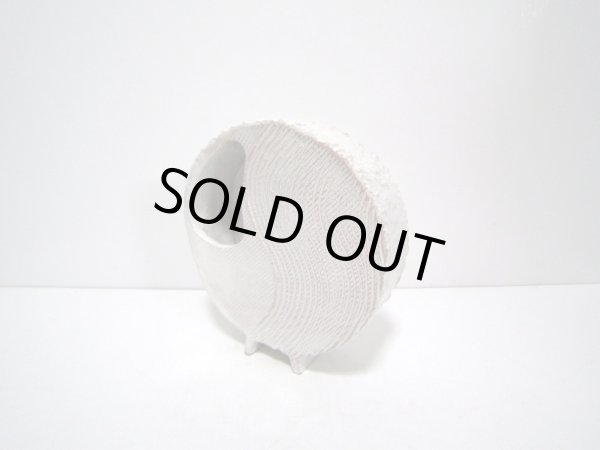 画像2: 特-１７５　手造り白釉丸変型花器 (2)