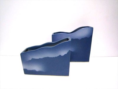 画像1: 特-３３０　手造りブルー角型変型花器（小）