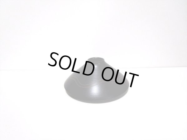 画像2: 特-４４５　手造り艶消し黒釉富士型５号小品花器 (2)