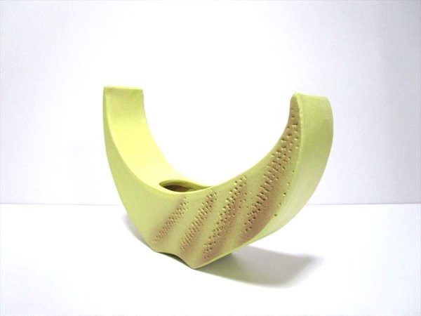 画像5: 特-５７８　作家物手造り黄色半月型花器　 (5)