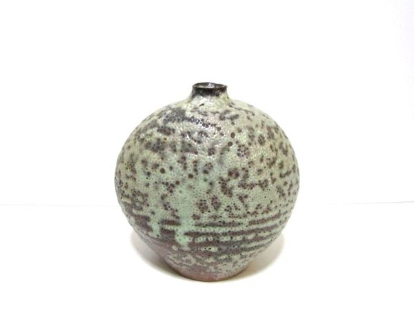 画像1: 特-７６９　手造り緑灰釉流し５.５号丸型細口花器 (1)