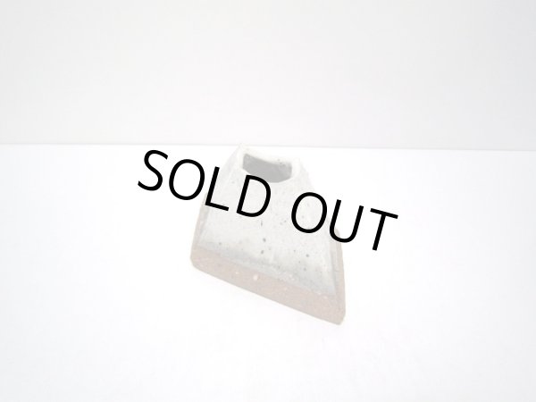 画像2: 特-１２９　手造り山型花器白（小） (2)